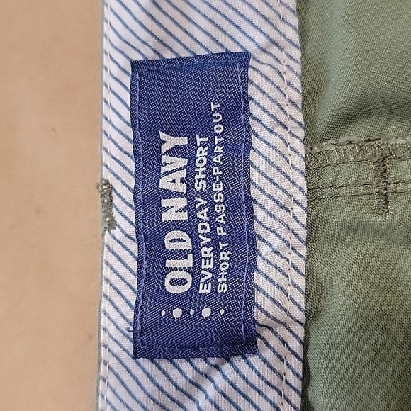 Old Navy Size 16 Olive / Army Green Everyday Short, 5" Inseam, Exc. Used Cond. - Picture 9 of 10
